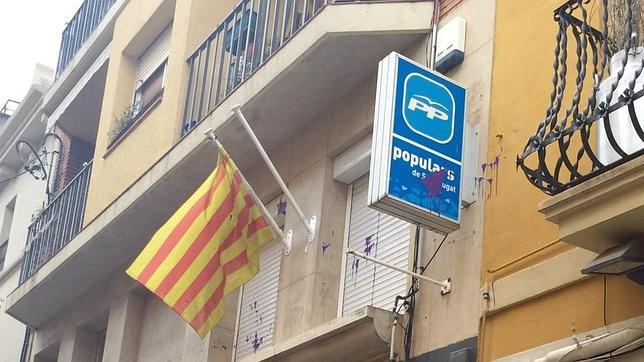 Roban 30 veces la bandera española de la sede del PP de Sant Cugat