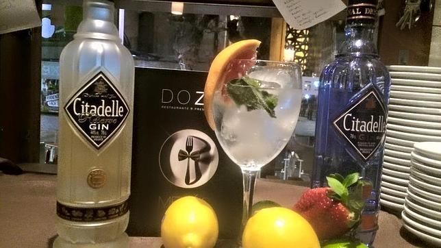 Varias ginebras servidas en el Doze