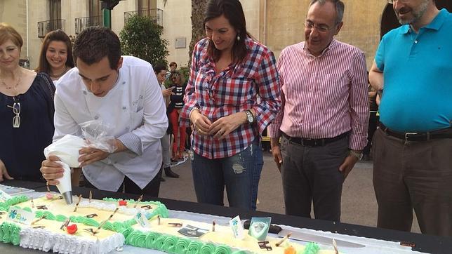 Un pastelero elabora una tarta de Elche de 165 metros