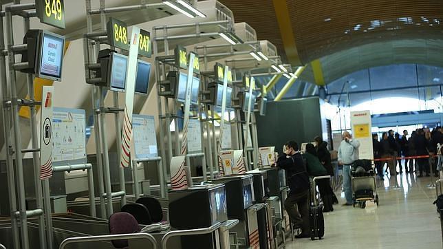 AENA deberá bajar las tarifas aeroportuarias hasta un 3% en 2016