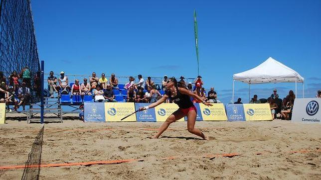 Farías y Burmakin, ganadores individuales del Open de tenis playa en Las Canteras