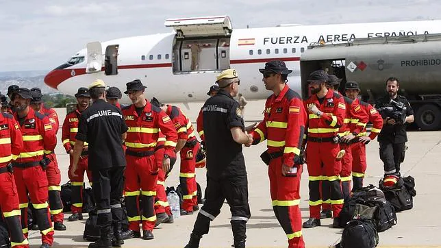 Más de 50 militares y guardias civiles llegan a Nepal en busca de los españoles desaparecidos