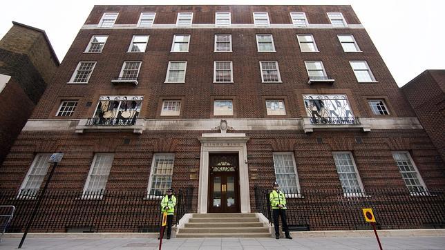 Puerta de entrada al hospital St. Mary, donde la Duquesa de Cambridge ha dado a luz
