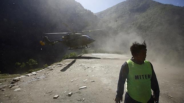 Un miembro de los equipos de rescate del Ejército de Nepal