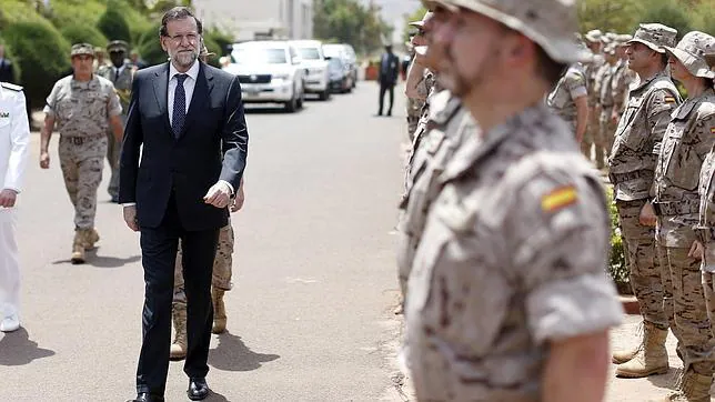 El presidente del Gobierno, Mariano Rajoy (i), en la visita que ha realizado a la Escuela de Mantenimiento de la Paz