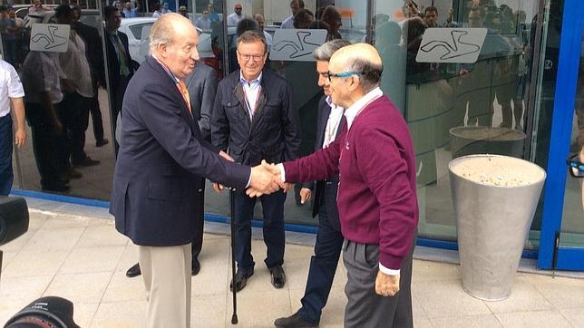 El Rey Juan Carlos saluda a Carmelo Ezpeleta, director general del Mundial