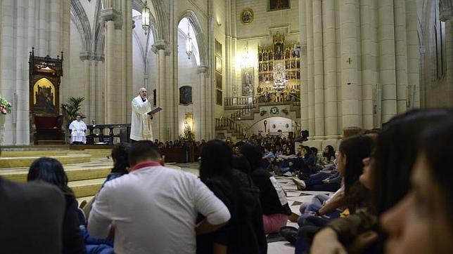 Los jóvenes «toman» la catedral de la Almudena los viernes por la noche