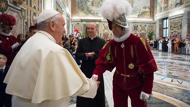 Franciso I, este lunes, saludando, saludando al jefe de la Guardia Suiza, Christoph Graf