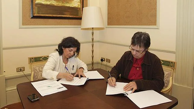 Begoña Freire y la delegada en Galicia de Stop Accidentes, Jeanne Piccard, firman el convenio