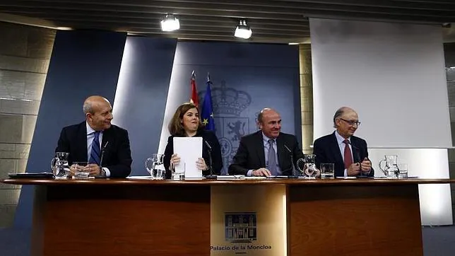 Ignacio Wert, Soraya Sáenz de Santamaría, Luis de Guindos y Cristobal Montoro, el pasado 31 de abril, en rueda de prensa tras el Consej de Ministros