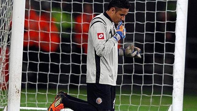 Keylor Navas se santigua antes de comenzar el partido