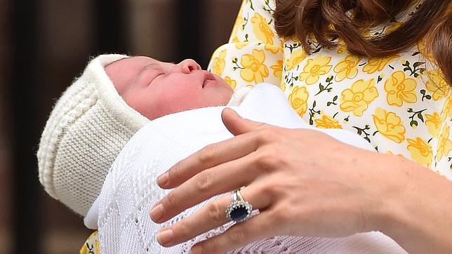 La duquesa de Cambridge y su bebé a la salida del hospital St. Mary en Londres