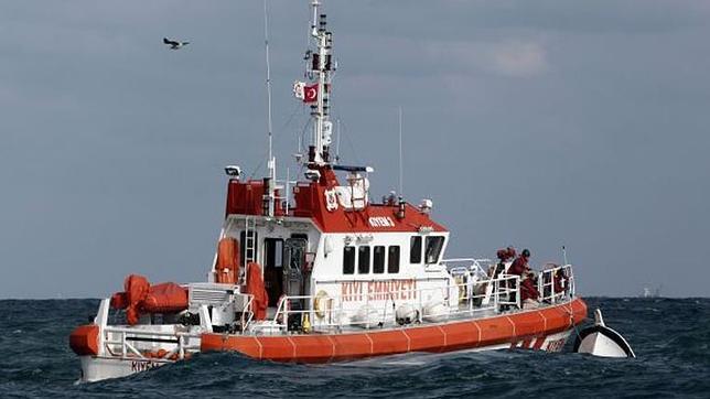 Barco de la polícia costera buscando supervivientes