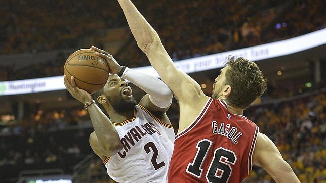 Rose y Gasol pegan más fuerte que Cleveland