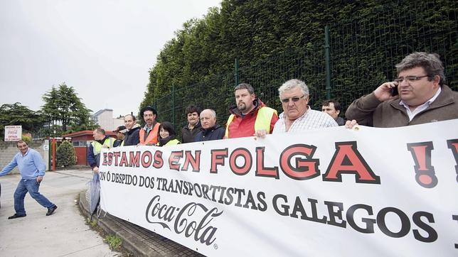 Los transportistas que distribuyen Coca-Cola en Galicia, durante la concentración a las puertas de la factoría