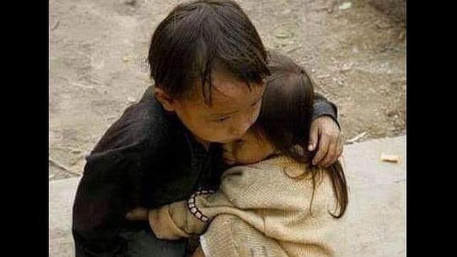 La verdadera historia de la foto viral de los hermanos que se abrazan en Nepal