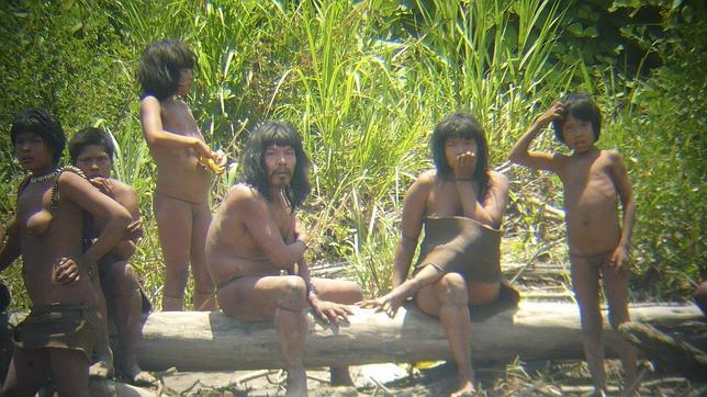 Miembros de la tribu Mashco Piro en la cuenca amazónica del sudeste del Perú