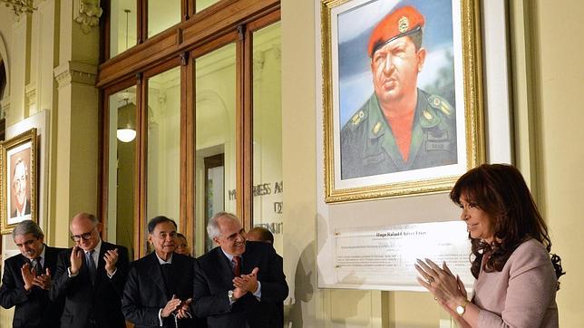 Cristina Fernández cuelga un cuadro de Hugo Chávez en la Casa Rosada