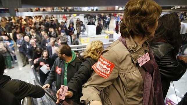 Viajeros del Metro de Madrid piden gratuidad del servicio para desempleados
