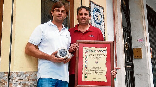 Luis y Jesús, este lunes en la puerta de su negocio en Talavera