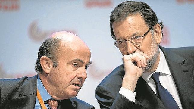 El presidente del Gobierno, Mariano Rajoy, ha diseñado con el ministro de Economía, Luis de Guindos, unas nuevas previsiones si el entorno político-económico acompaña este año