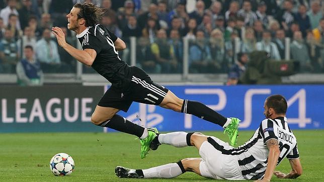 Bonucci derriba a Bale durante el partido disputado en Turín