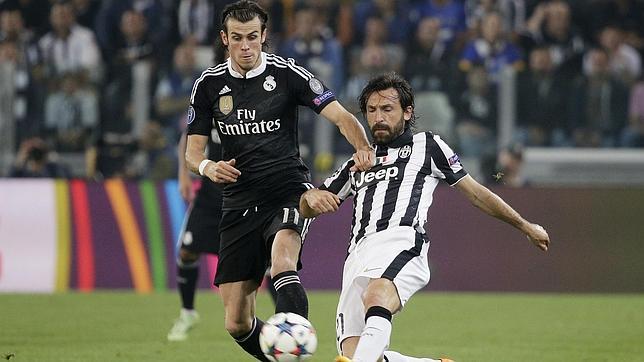 Bale y Pirlo pelean un balón