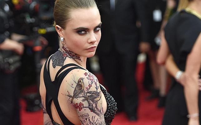 La historia detrás del tatuaje temporal de Cara Delevingne en la gala del MET