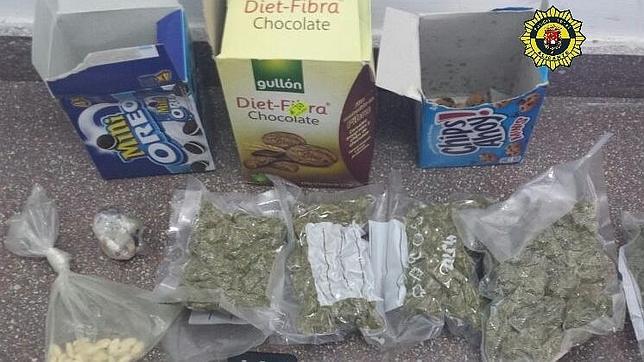 Detenido con 355 gramos de marihuana y 32 pastillas ocultas en cajas de galletas