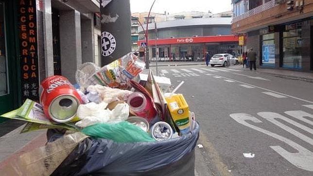 La basura rebosa en una de las papeleras cercanas a la estación de cercanías de Parla central