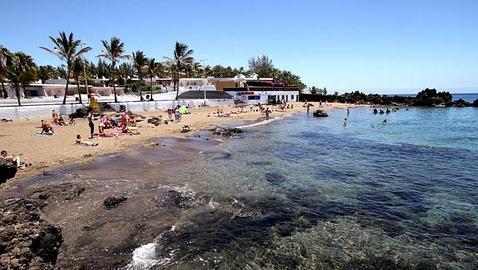 Muere un buceador en una playa de Lanzarote