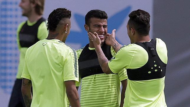 Neymar y Adriano bromean con el barcelonista Rafinha