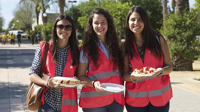 Brochetas de fruta fresca a cambio de cigarrillos