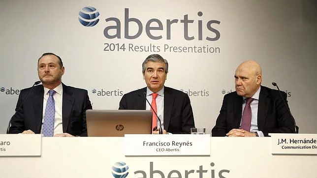 Francisco Reynés, consejero delegado de Abertis -propietaria mayoritaría de Cellnex-  junto a otros altos cargos de la compañía
