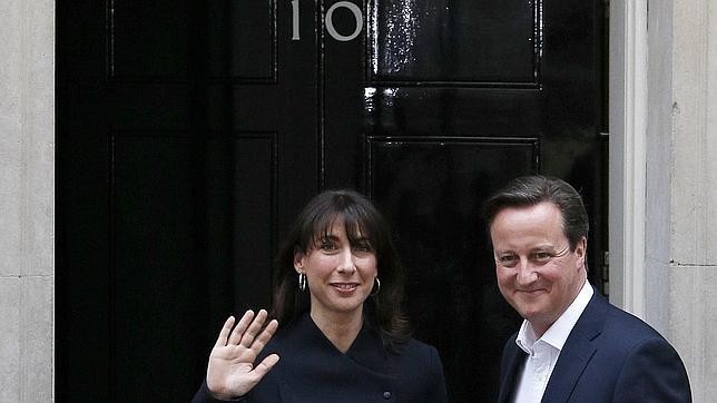 Merkel felicita a Cameron por su «impresionante» victoria