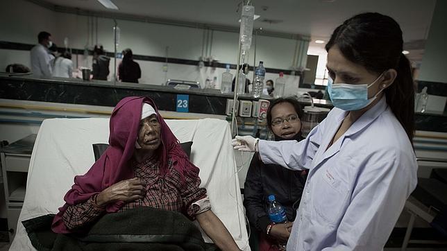 Una mujer recibe atención médica en el hospital Centro Nacional de Trauma en Katmandú, Nepal