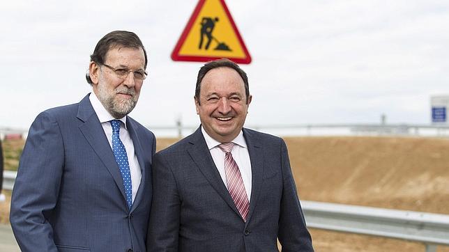 El presidente del Gobierno, Mariano Rajoy, acompañado por el presidente del Gobierno riojano, Pedro Sanz Alonso