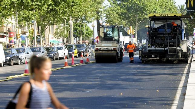 Una canaria repara el asfalto de la manera más rápida y barata: con microondas