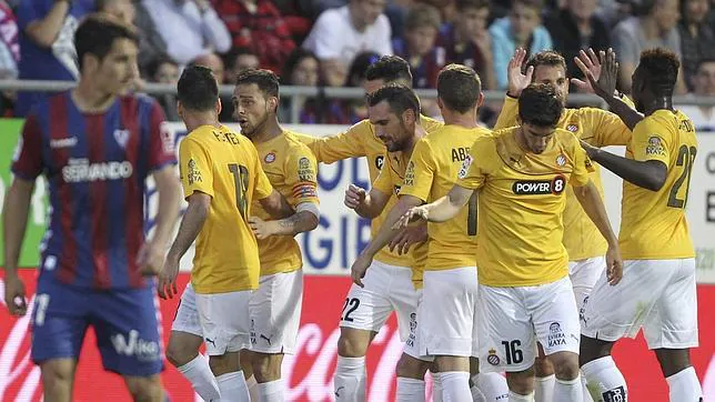 Los jugadores del Español celebran el segundo gol