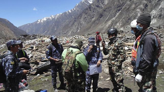 Un radar salva a cuatro personas tras detectar sus latidos entre los escombros del seísmo en Nepal