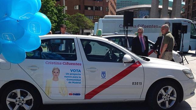 Propaganda electoral de Cristina Cifuentes, candidata del PP a la Comunidad, en un taxi estacionado en Felipe II