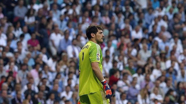 Casillas se harta de los pitos y se encara con el Bernabéu