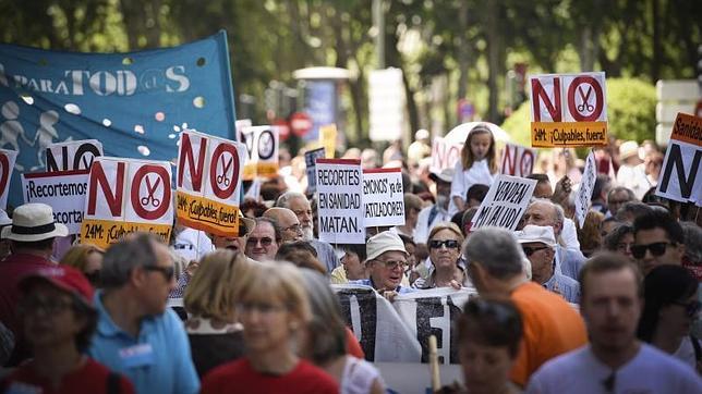 La «marea blanca» sanitaria exige a los partidos que reviertan lo privatizado