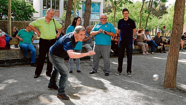 Los candidatos de Barcelona «bajan» a los barrios