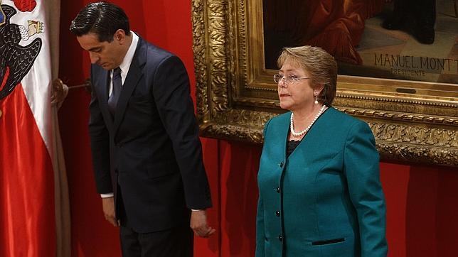 Bachelet relega a varios ministros de su confianza para atajar los escándalos de corrupción