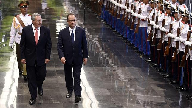 Fidel Castro recibe a François Hollande en su residencia de La Habana