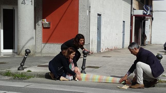El candidato del PP escenificó un encintado simbólico en puntos de difícil acceso