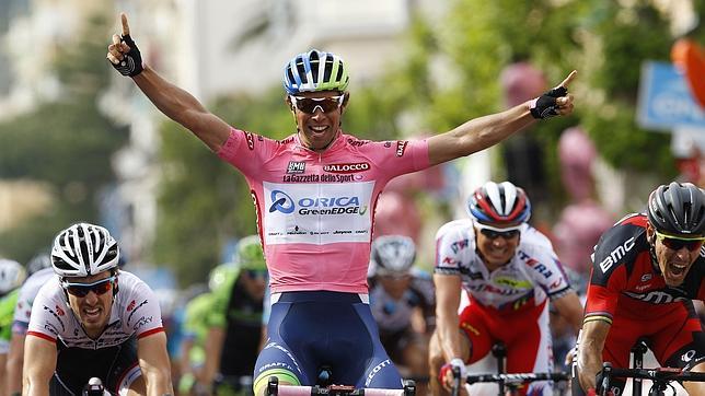 Tremenda caída de Pozzovivo y triunfo de la maglia rosa