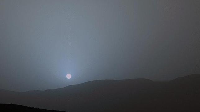 Instantánea de la puesta de Sol en Marte captada por el rover Curiosity