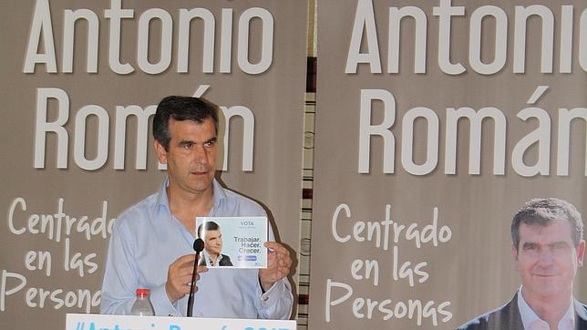 Román durante la presentación de su candidatura